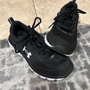 Women’s size 8.5 Under Armour like-new black Charged Assert athletic shoes